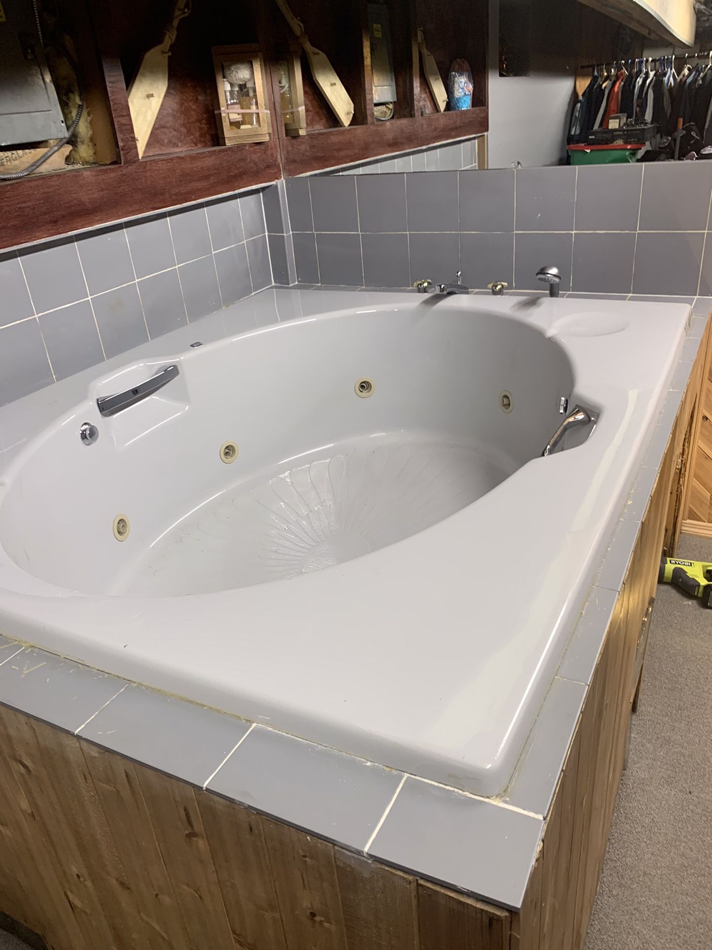 Whirlpool Tub 59” X 72” 