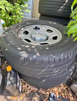 Set of 4 265/70R16 tires with rims