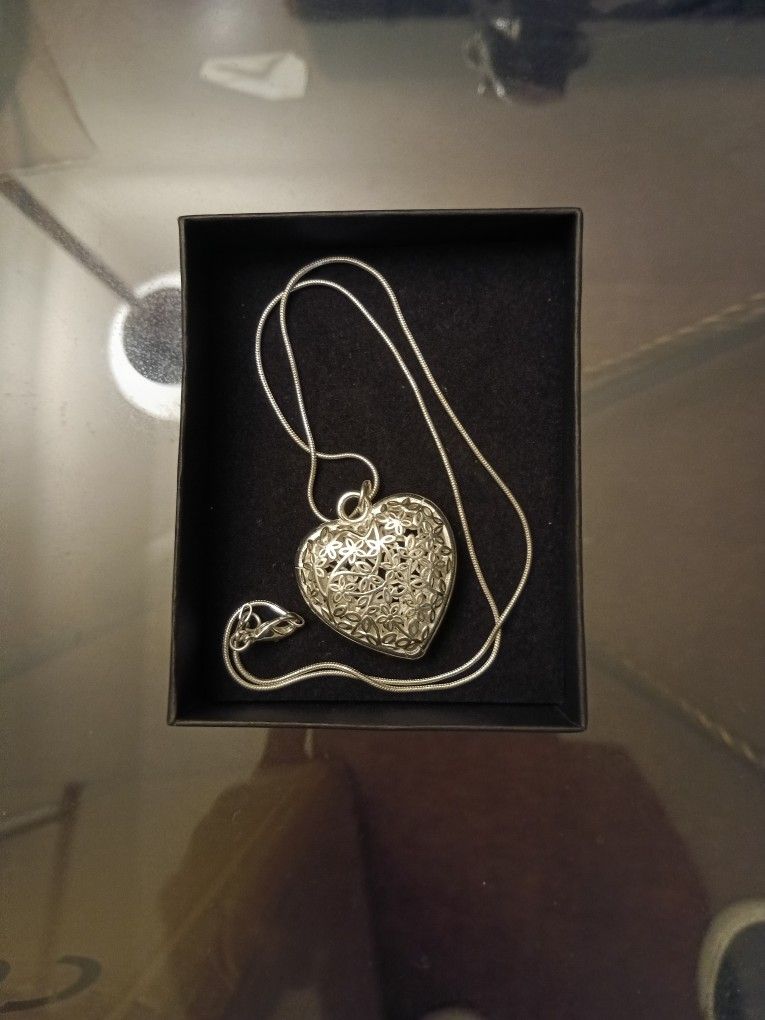 16" 925 Sterling Silver Snake Chain And Heart Pendant