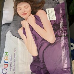 Brand new queen size weighted blanket… 20 pounds.￼