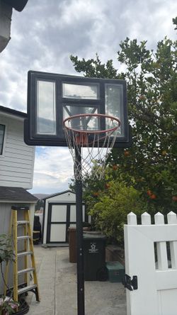 Adjustable moveable basket ball goal