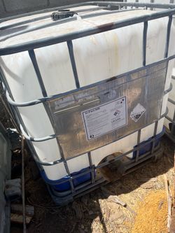 Water Tanks w/steel pallet