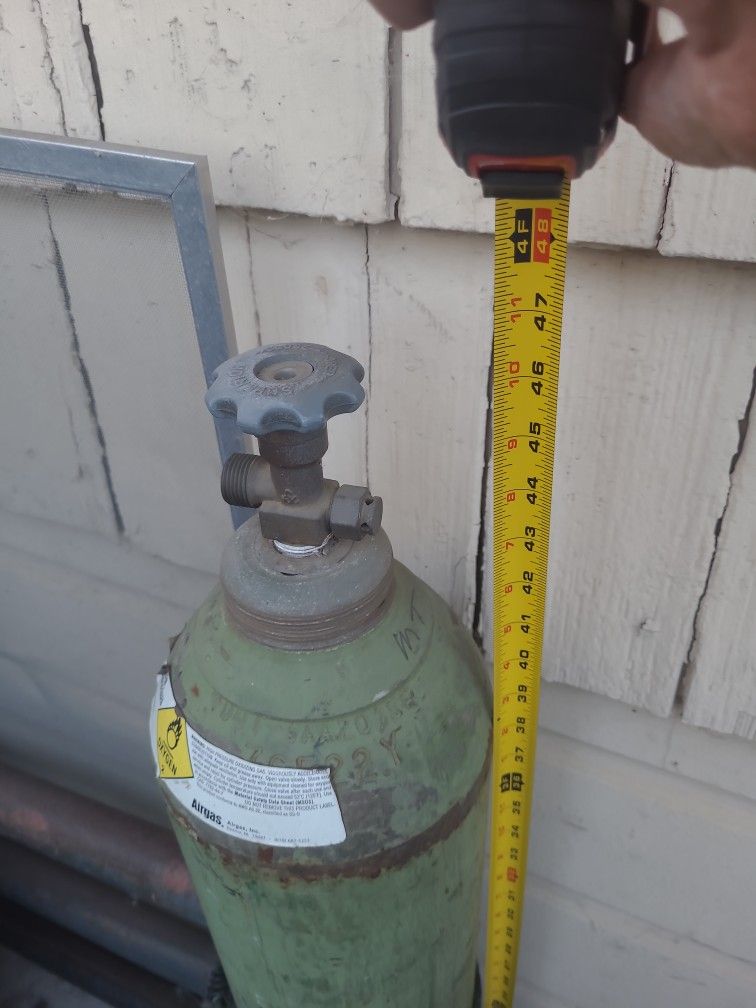 Oxygen Gas Cylinder Medium Size ,empty, good condition