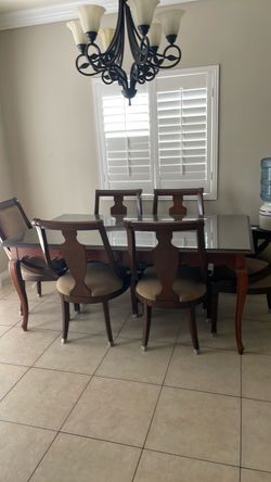 Dining table w/6 chairs and protective glass