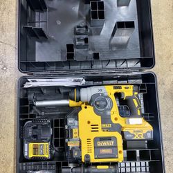 20V MAX XR Brushless 1 in. SDS Plus L-Shape Rotary Hammer with Onboard Extractor and (1) 20V 5.0Ah Batteries