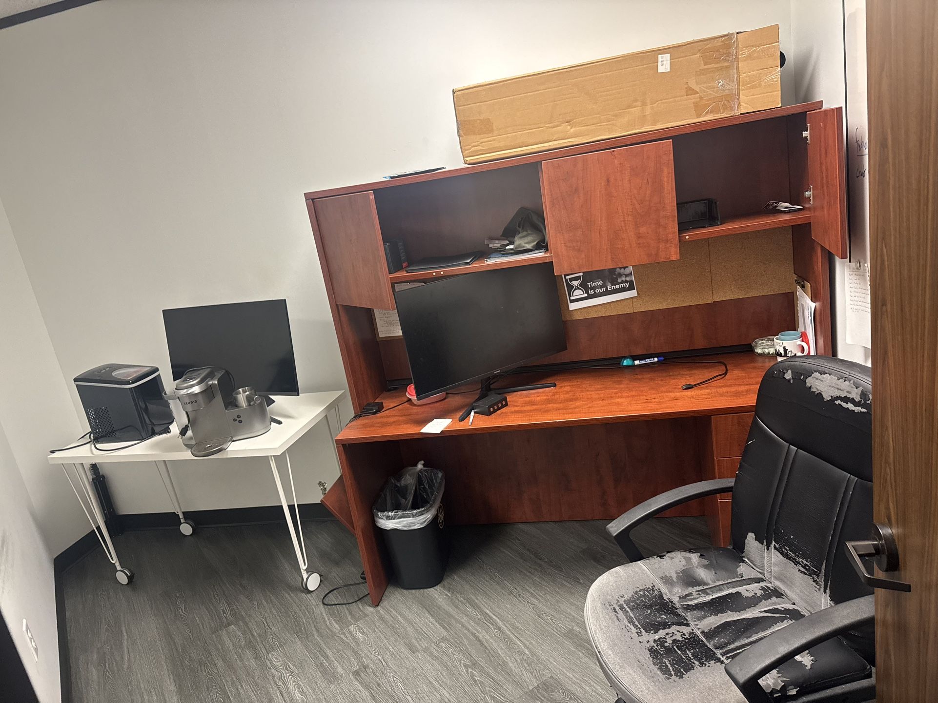 !!!!!FREE!!!!!! OFFICE FURNITURE / DESKS / OFFICE CHAIRS 