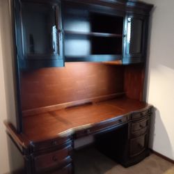 BEAUTIFUL EXECUTIVE DESK WITH HUTCH