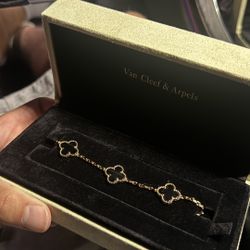 Van Cleef Clover Braclet Black/Gold