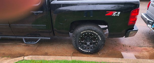 American Outlaw Wheels/ Cooper Discoverer Tires 285/70/17
