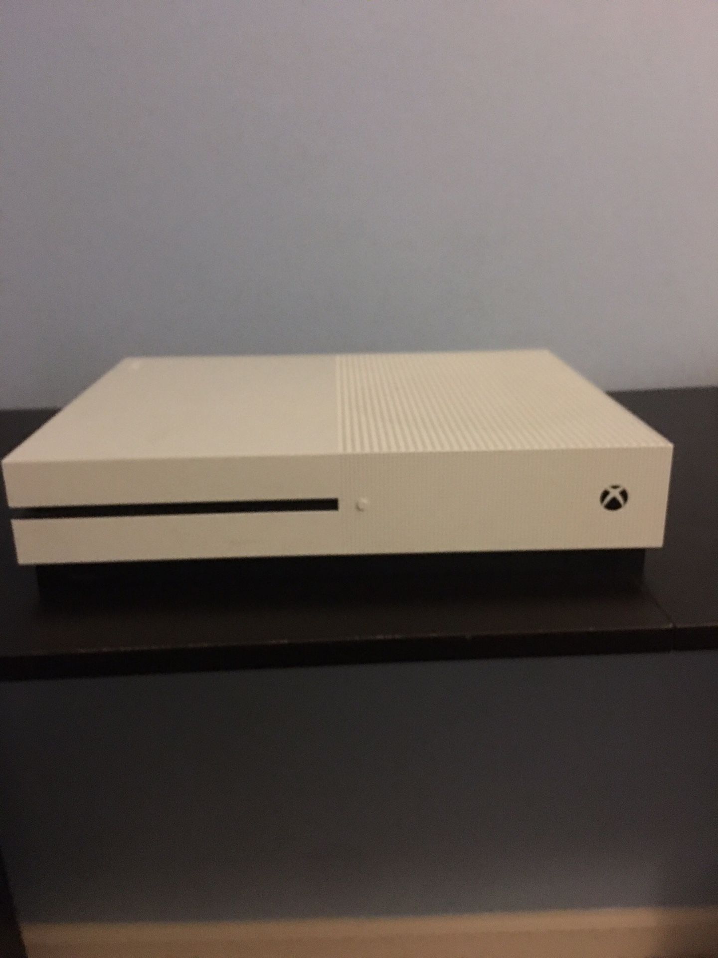 LIKE NEW 500 GB XBOX ONE S WITH CHARGING PORT