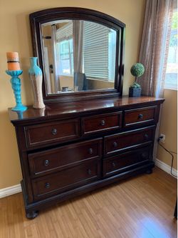 Six drawers dresser and nightstand