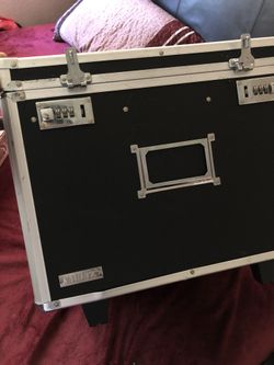 vaults case with wheels