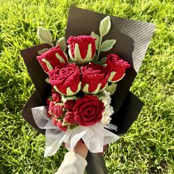 Crocheted red roses bouquet