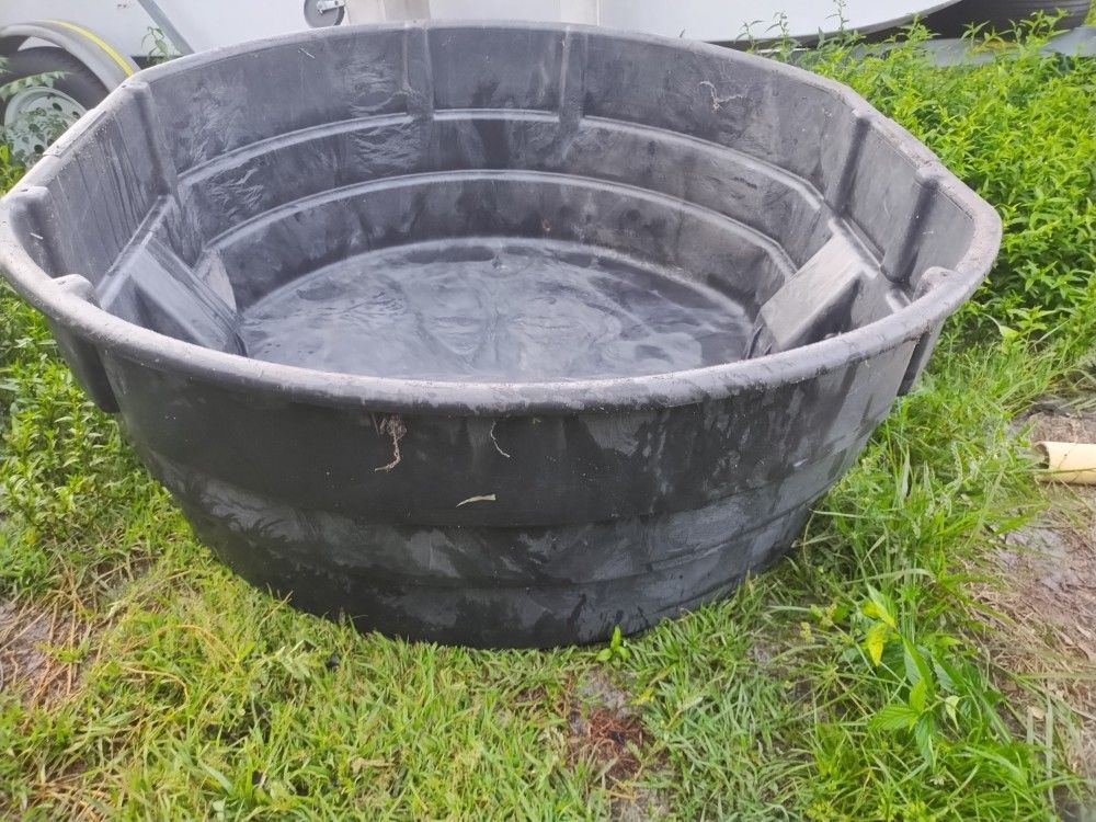 Rubbermaid 300 Gallon Commercial Poly Resin Tank