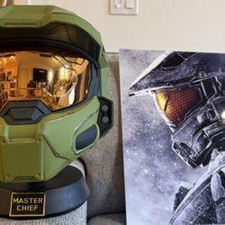 Halo Master Chief Helmet (Display Piece) + Halo Master Chief Metal Wall Art
