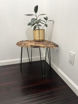 Black oak round / live edge end table