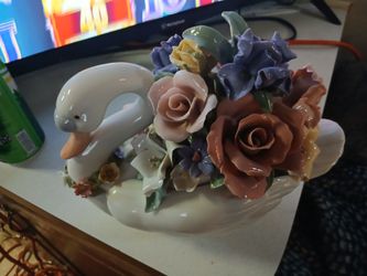 Music box ceramic swan