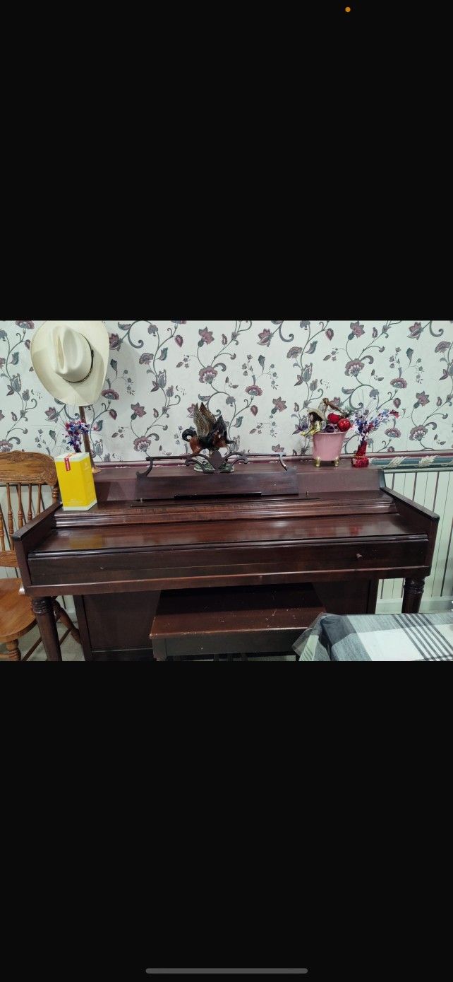 Wulitzer Upright Piano Great Condition