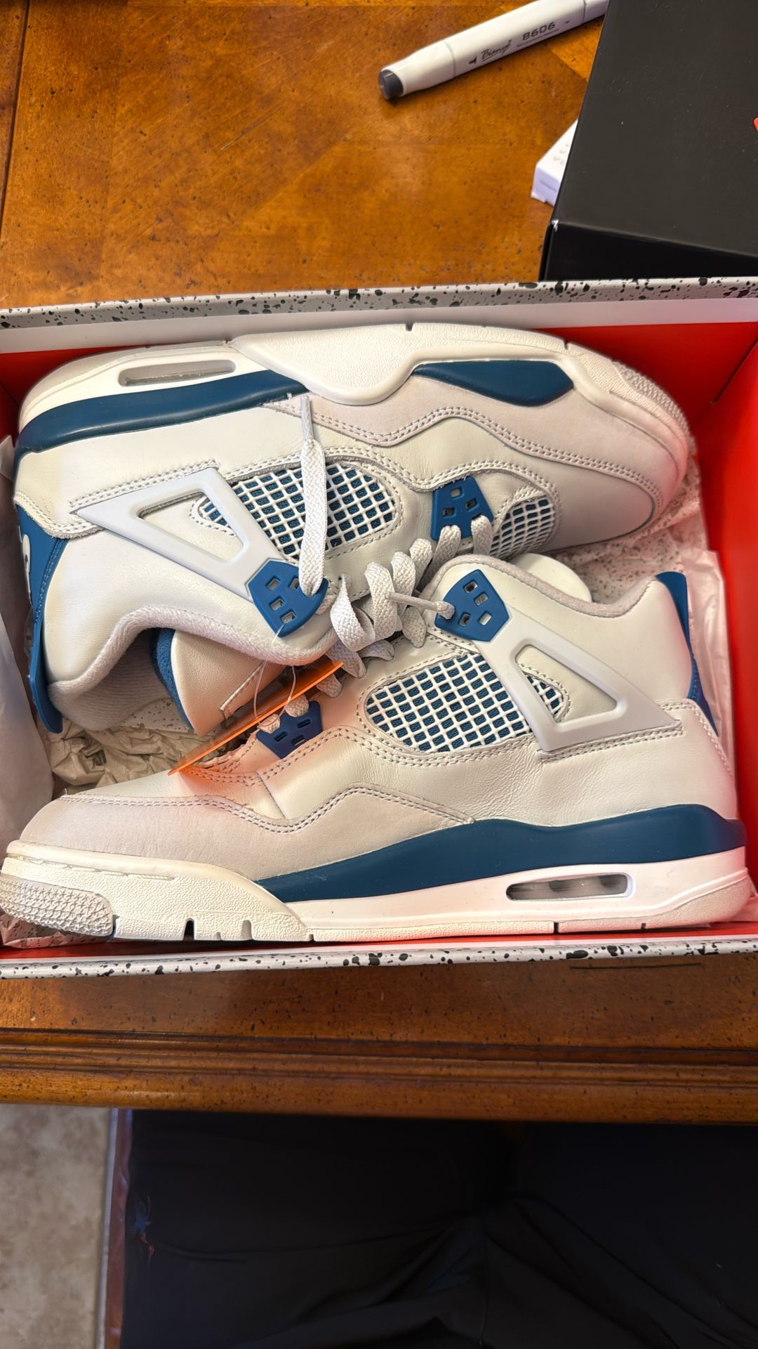 Air Jordan 4 Retro. Off White/Military Blue