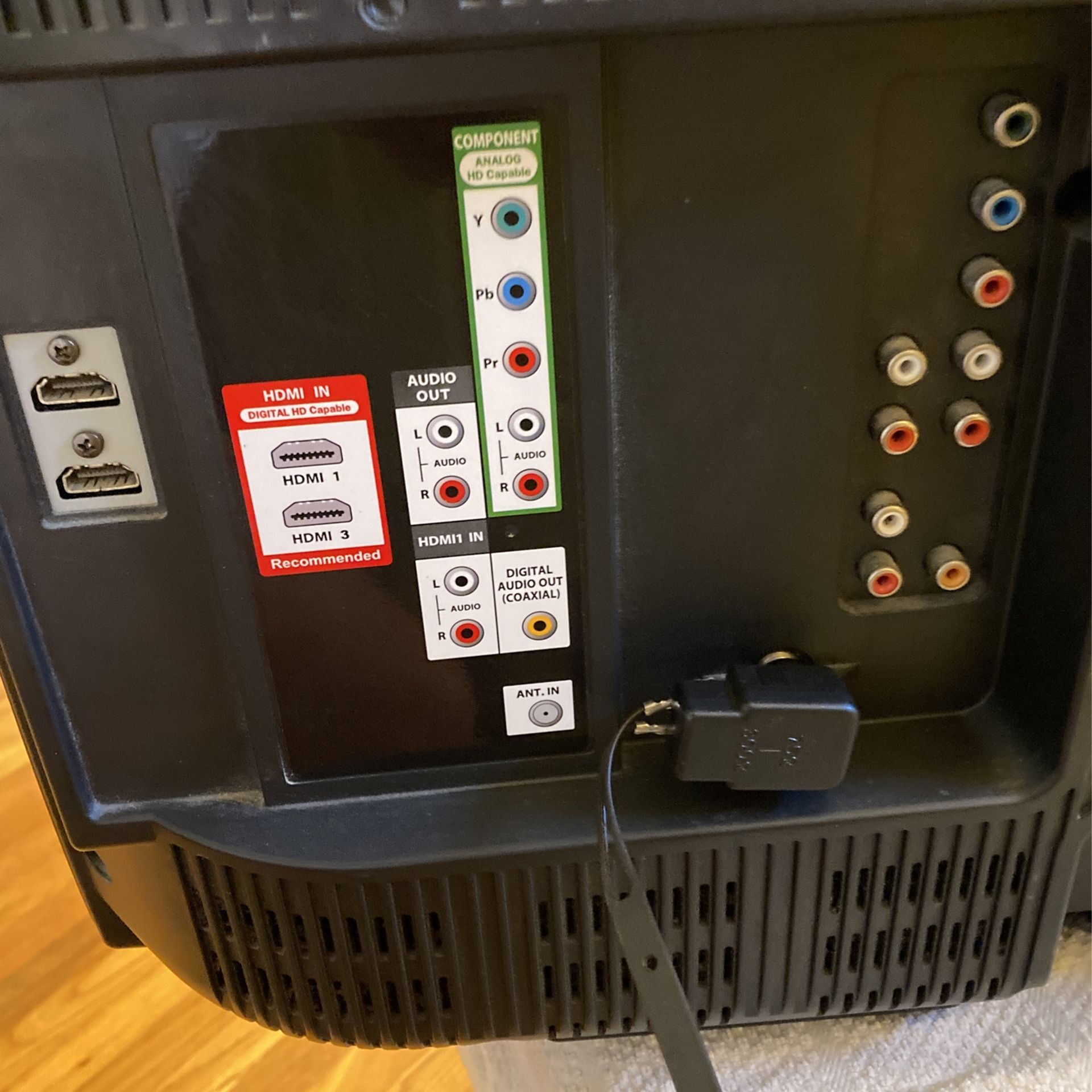 32” EMERSON FLAT SCREEN TV— Model LC320EMXF for Sale in Portsmouth, VA