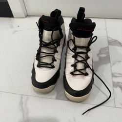 White Jordan’s Size 7 And a Half 