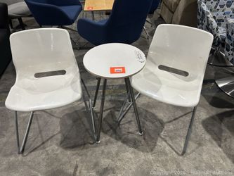 Small circle table (and chairs)