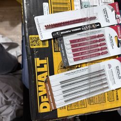 DEWALT compact jigsaw DW317K (Includes 3 packs of blades)