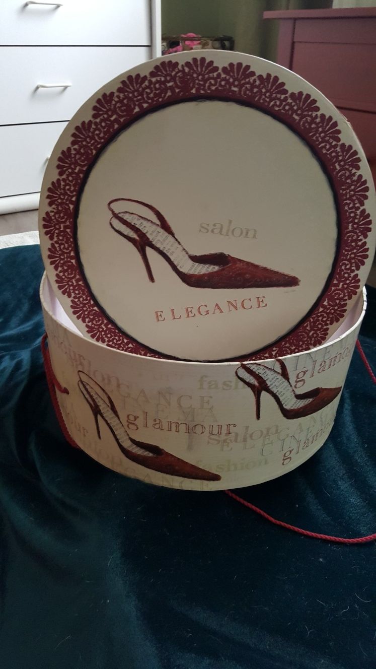 Emily Adams Glamour Salon 15" x 6.5" hat box