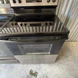 Amana brand stove for sale/ Se Vende Estufa Marca Amana 