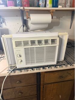 Window unit air conditioner, in good condition