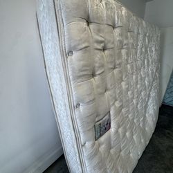 King Size Memory Foam Pillow Top Hybrid Mattress