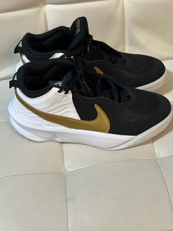 Nike Team Hustie Low Black Metallic Gold women’s Sneakers