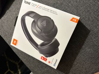 Brand new in box JBL 720BT BLACK.