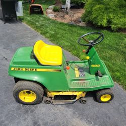 John Deere S82 - Runs and Mows 