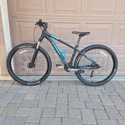 TREK XCALIBER 7 MOUNTAIN BIKE 27.5 INCH LIKE NEW ( CHECK MY OTHER BIKES)