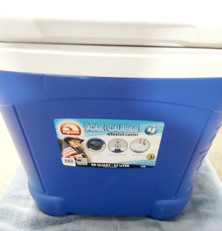 Igloo Cube Cooler 60 Qrt With Wheels Personal 18 Can Cooler 2 Charcoal 8lbs Table Cloth Coral Color