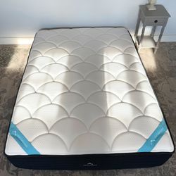 $400 OBO LIKE NEW DREAMCLOUD PREMIER HYBRID QUEEN MATTRESS
