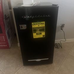 New ****Frigidaire 3.2 Retro Mini Fridge perfect for Office - Dorm - Bedroom****