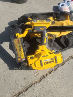 Deewalt 18 GA 20v