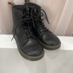 Black boots for kids size 3 yth