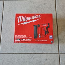 Milwaukee M12 23 Gauge Pin Nailer 