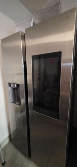 Side-by-Side Refrigerator Samsung  Family Hub