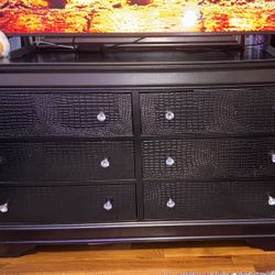 Dresser With Mirror 