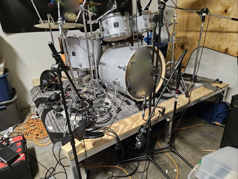 Att SERIOUS DRUMMERS TOURING DRUM SET WITH ALLUMINUM RISER MUST SEE