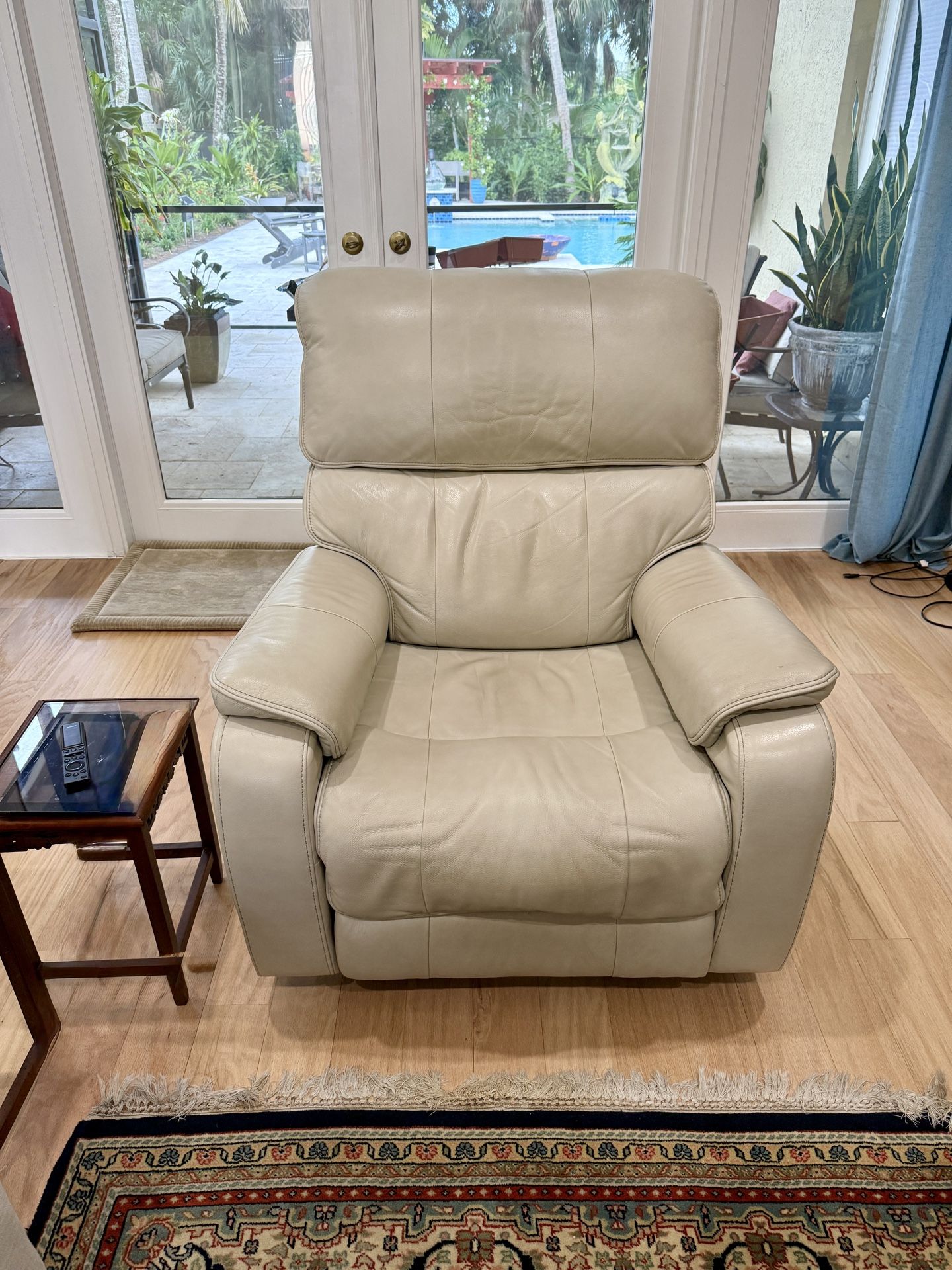 Electric Recliner with Backup Battery – Cream Leather