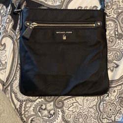 Micheal Kors “Kelsey” Crossbody 