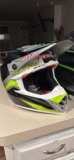 Motocross helmet. Bell Moto 9 flex- pro circuit.