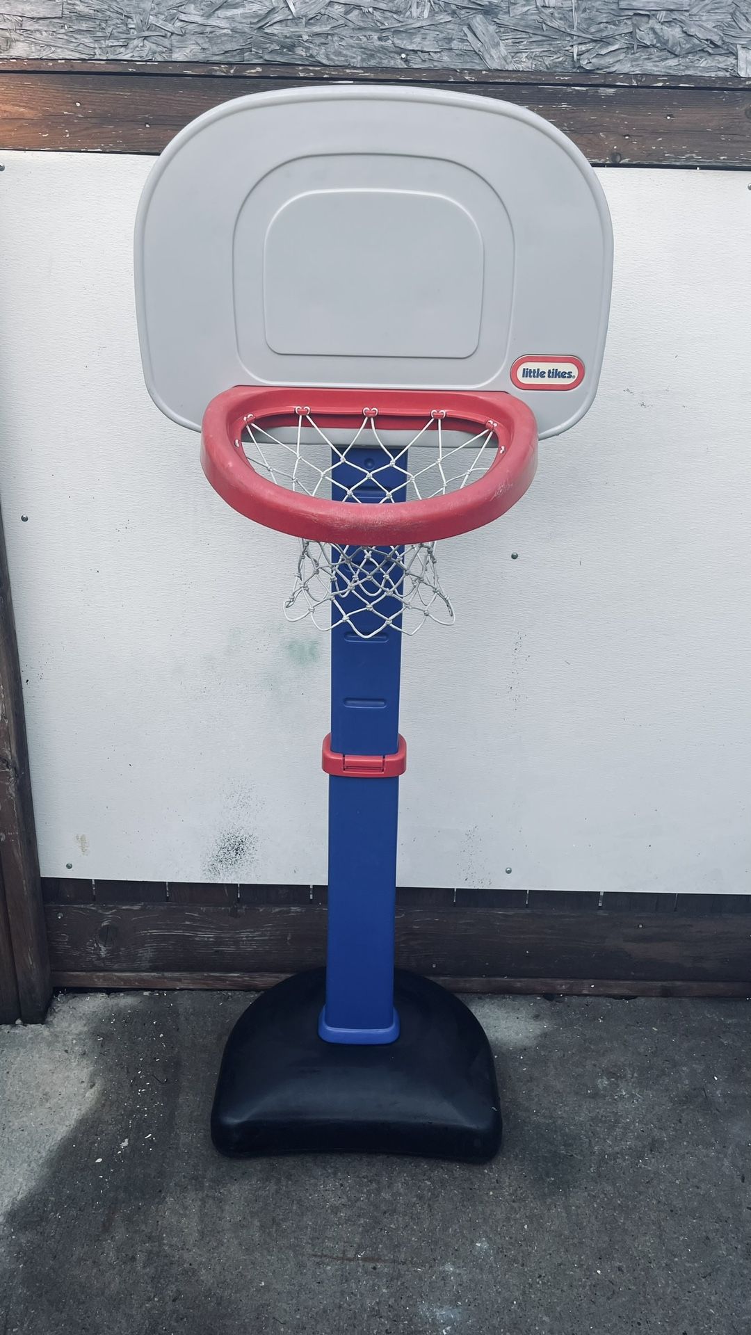 Little Tikes Basketball Hoop 6 Adjustable Heights from 2.5 to 4 feet.