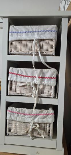 White side table with 3 wicker baskets