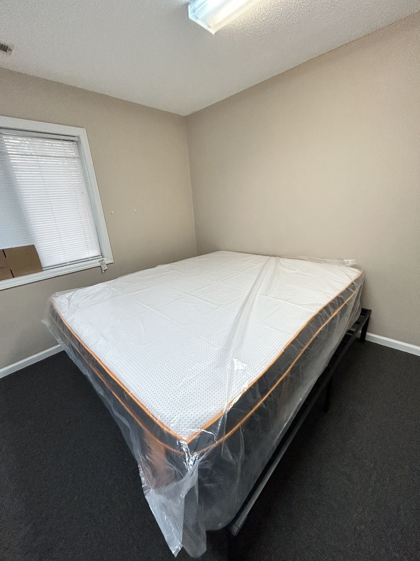 Cali king Mattress/Wave Hybrid king Mattress